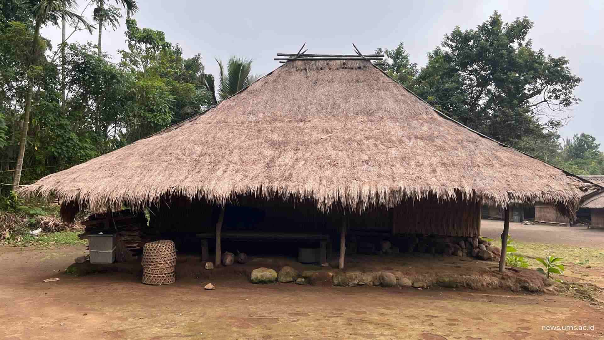 Eksplorasi-Arsitektur-Vernakular-Desa-Adat-Senaru-melalui-KKL-Arsitektur-UMS_11zon